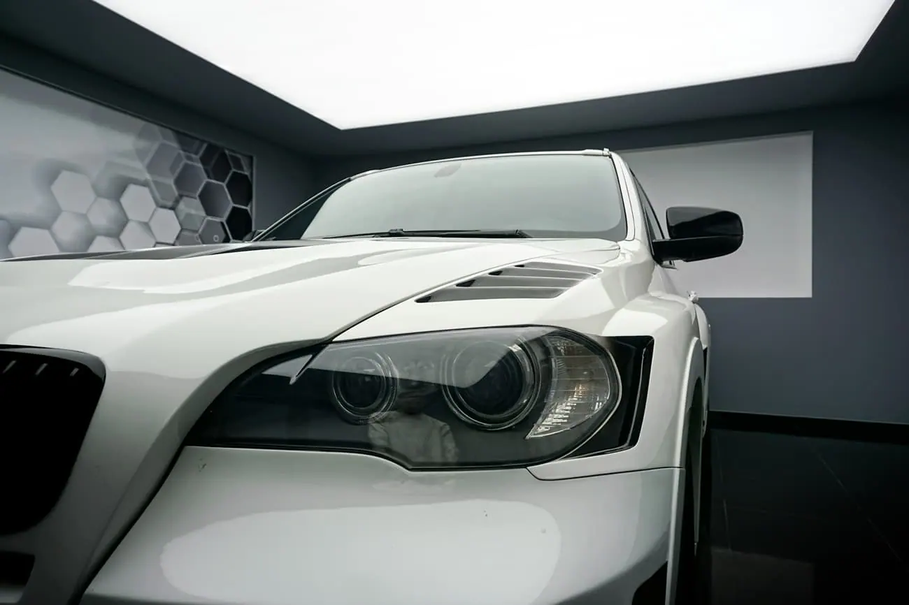 Białe auto w jasnym studiu detailingu Auto Dyskusja