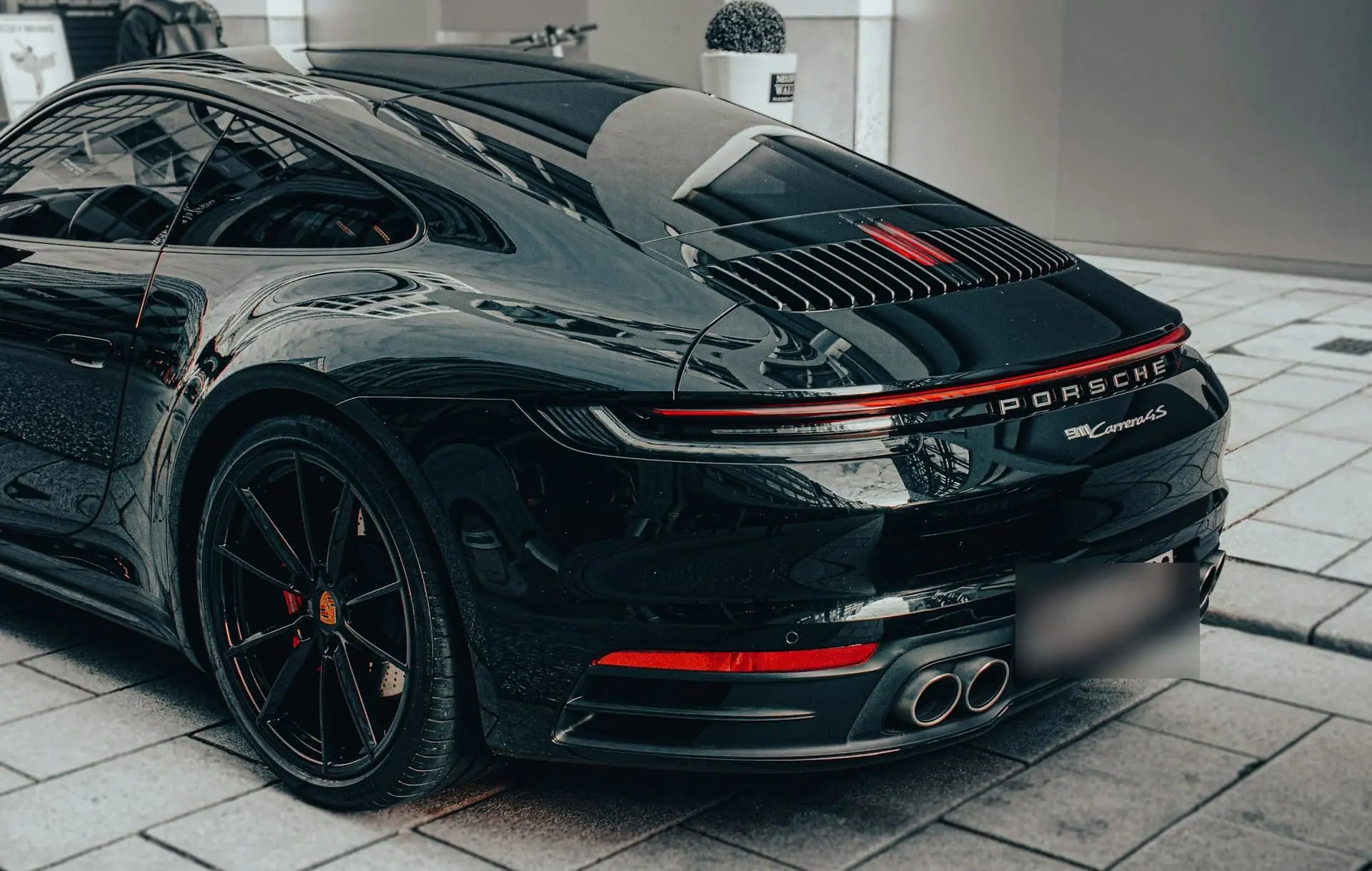Czarne Porsche 911 Carrera 4S z lustrzanym wykończeniem lakieru po obsłudze w studiu Auto Dyskusja