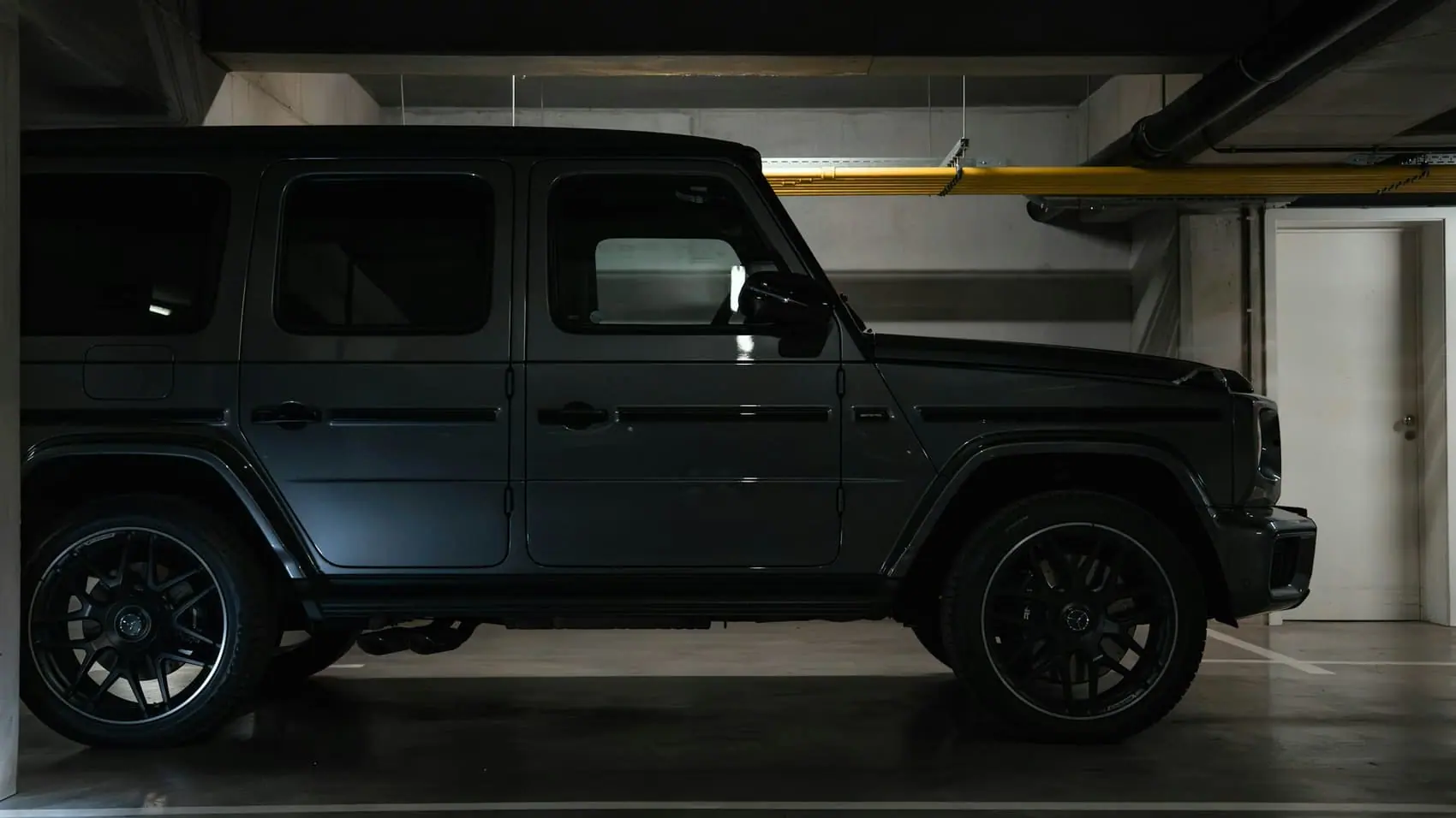 Auto klasy premium w zamkniętej hali studia detailingu